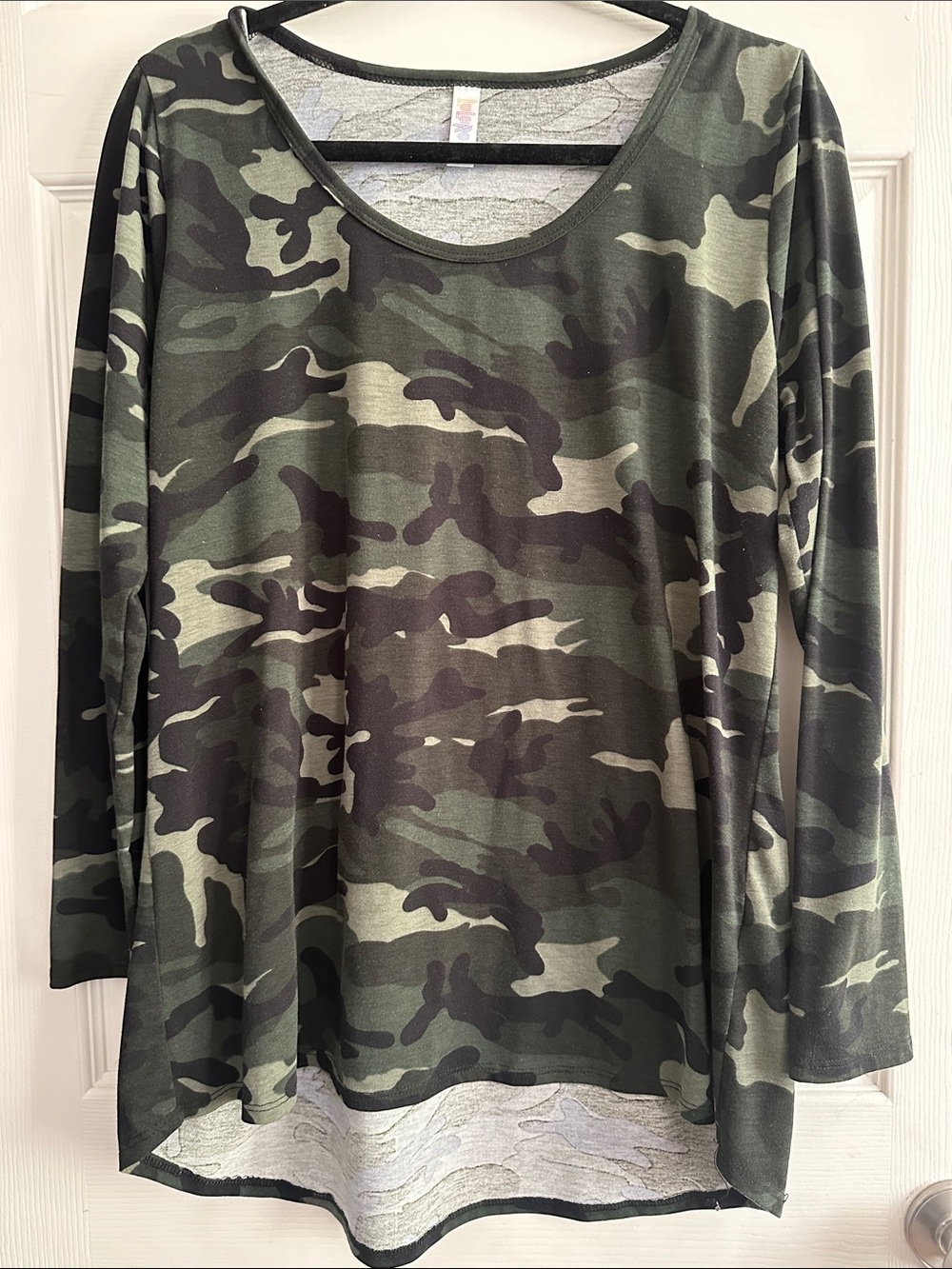 Lularoe Women's Olive Camo Hi-Low Long-Sleeve Scoop Neck Tunic